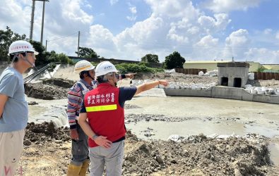 第五分署破堤檢查農水署溝心埤攔河堰改建工程。（圖／五河分署提供）