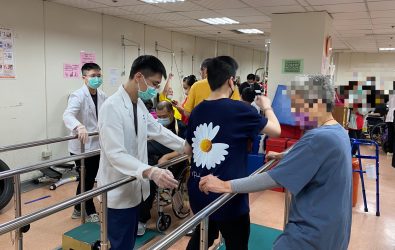 楊柳颱風將於明日襲台，暴雨狂風恐影響出行，員榮醫院復健科患者提前就醫人數明顯增加約三成。（員榮醫院提供）