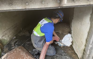 利用清溝車清除雨水下水道內淤泥