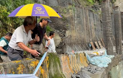 立法委員劉建國會同古坑鄉長林慧如、農村水保署南投分署副分署長陳存凱及草嶺村長陳兵通，前往現場緊急會勘並研擬應變方案。（圖／立委劉建國提供）