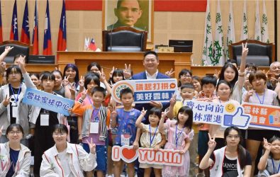 雲林縣家扶中心於14日帶領學童前往縣議會參訪，並舉辦「小小議員一日體驗營」活動。（圖／記者蘇榮泉攝）