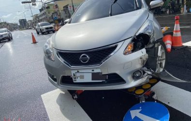 彰化市彰南路行人庇護島今年連遭7起車輛衝撞，公路局加裝反光桿與三角錐防護，用路人笑稱「需要庇護的庇護島」。（民眾提供）