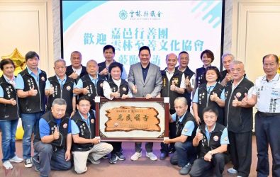 行善團理事長鄭秀玉率領26位團員，在至善協會執行長蔡名貴伉儷陪同下，於上午11時抵達議會拜訪議長黃凱致贈匾額一面。（圖／記者蘇榮泉攝）