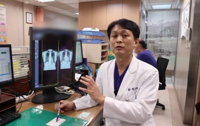 26歲李姓女子例行健檢發現心臟比常人大，左心室射出分率僅39%，接受員榮醫院心臟內科陳裕峰醫師經10個月規律藥物及標準治療後，心臟功能恢復正常。（員榮醫院提供）