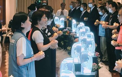 慈濟彰化分會於靜思堂舉行七月吉祥月祈福會，縣長王惠美率地方首長虔誠獻供，祈願風調雨順、天下平安。（慈濟彰化分會提供）