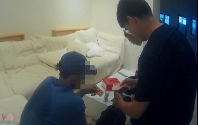 當車手現身準備收款時，警方一舉將其逮捕。車手見到「請喝茶」的人竟是警方，當場愣住，只能乖乖就範。（圖／記者蘇榮泉翻攝）
