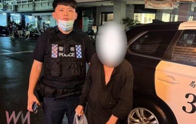 70歲林姓老翁獨自從虎尾徒步前往土庫探友，竟迷失方向並癱坐路旁，幸好巡邏員警許家隆獲報趕抵，及時伸出援手。（圖／記者蘇榮泉翻攝）