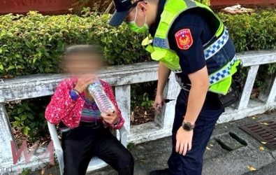 一名八十多歲的林姓婦人日前騎乘腳踏車外出時，因突感膝蓋疼痛而停靠在文祠公園休息，神情不佳引起路人報警前往關切。（圖／記者蘇榮泉翻攝）