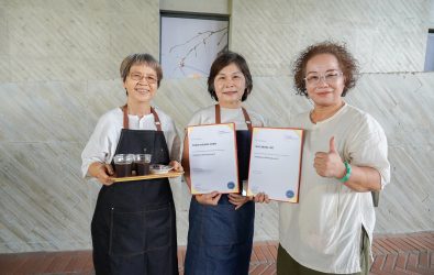 北鶯社區發展協會理事長李素貞(右1)鼓勵學員陳清香(右2)參與培訓，兩人皆成功考取TQUK國際手沖咖啡師證照。
