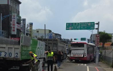 1140818-211大貨車公車連環追撞 龜山區交通大亂9人受傷。