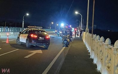 北港分局執行巡邏勤務時發現一輛小客車未開車燈行駛，進一步查詢後發現該車牌號碼早已註銷，員警立即上前攔查。（圖／記者蘇榮泉翻攝）