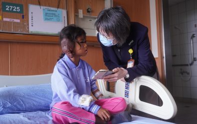 柬埔寨10歲女孩阿莎右側臉部長年被13乘10公分的血管瘤覆蓋，甚至連耳朵也被腫瘤吞噬。(圖／大林慈濟提供)