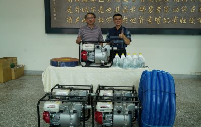 今年7月丹娜絲颱風造成鹿港鎮嚴重淹水，鹿港文化旅遊發展協會捐贈5部機動式抽水機及配件，提升社區防災能力。（鹿港鎮公所提供）