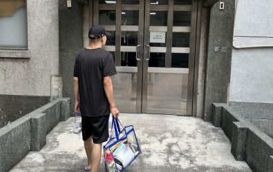 27歲男子廖○凱於網路社群平台高調拍攝並發布挑釁受害人、挑戰司法威信的影片，今（20）日上午到案報到執行發監執行。（圖／記者蘇榮泉翻攝）