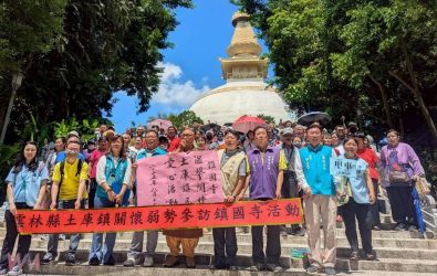 鎮長陳特凱帶領鎮內17里、共108戶因緣戶近200位鎮民，專程前往南投縣集集鎮鎮國寺，祈求佛光普照、共結佛緣。（圖／土庫鎮公所提供）