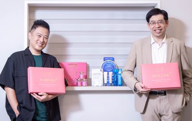 金百利生醫執行長陳威宇（左）與牧友實業總經理鄭桂明（右），攜手策劃推出聯名「煥采肌光禮盒」，期待打造從內而外的透亮保養新體驗。圖/皇燕、PSK提供