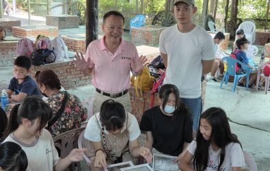 陳明順(左)與其子陳柏任(右)發起「臨摹畫作學習計畫」，培育下一代藝術人才。(圖／記者邱嘉琪攝)