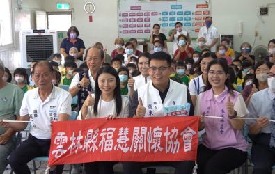 福慧關懷協會與張嘉郡將捐助的物資送到水林鄉各長青食堂、弱勢家庭與獨居長者，讓社區各角落都能感受到支持與陪伴。（圖／記者蘇榮泉攝）