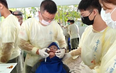 台灣快樂天堂基金會再度跨海送暖，牙醫與志工團隊前往馬來西亞沙巴難民部落義診，並送上生活物資，盼為難民點燃希望。（快樂天堂基金會提供）