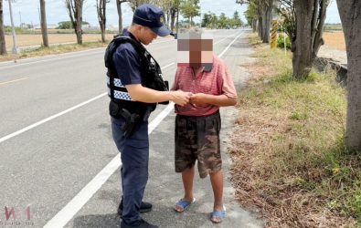 員警趕往現場發現一名黃姓老翁因長途步行後體力不支，加上高溫曝曬，只能暫坐在路旁樹蔭下休息。（圖／記者蘇榮泉翻攝）