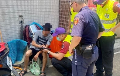 1140821-211高溫釀熱衰竭 龍潭警消即時伸援手載送民眾返家。