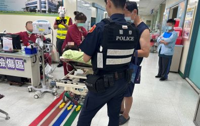 1140822-211 85歲婦人凌晨跌倒受傷　楊梅新屋所員警協助送醫。