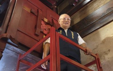 新港奉天宮董事長何達煌封鼓完成。(圖／記者邱嘉琪攝)