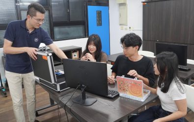 大葉大學醫學工程學系吸引馬來亞大學學生暑期來台蹲點，透過AI與醫療結合的研究實習，國際青年收穫滿滿，並萌生留臺深造意願。（大葉大學提供）