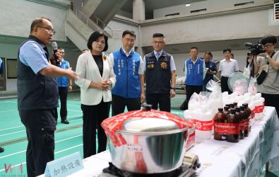 縣長張麗善22日上午親赴縣警局，聽取刑警大隊隊長林富文說明查獲成果。（圖／記者蘇榮泉攝）