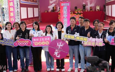 虎尾中元文化祭正式開跑，上午在虎尾圓環停車場舉辦八大普渡區聯合開香祭典，現場香火鼎盛，供桌澎湃。（圖／記者蘇榮泉攝）