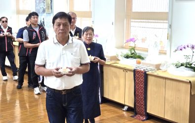 圖一 草屯鎮公所簡賜勝鎮長也親臨帶領各里里長獻供與佛對話。20250824_102423攝影-許昆龍_