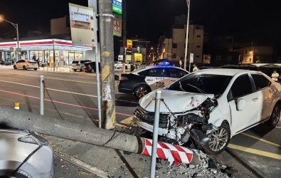 1140825-221男嫌開車二度衝撞並撞斷電線桿 還波及另一名路人現場怵目驚心。