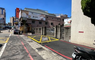 1140826-211台灣銀行中壢分行側門人行道鋪設新柏油 方便行人行走的便利性。