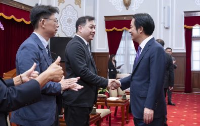 全國產官學研代表昨（26）日齊聚總統府，參加「消防產官學研代表覲見總統暨建言活動」，向總統賴清德提出多項制度精進建言。（總統府提供）