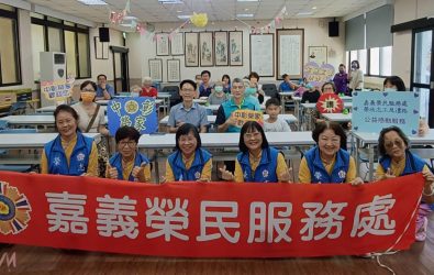 嘉義榮服處志工走進中彰榮家，透過歌舞表演與互動，為長輩帶來溫馨午後與滿滿關懷。（中彰榮家提供）