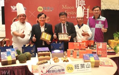 劍湖山世界與旺萊山首次聯名合作推出中秋伴手禮盒，結合飯店經典蛋黃酥與旺萊山鳳梨酥，鹹甜交織、層次豐富，為今年中秋增添獨特風味。（圖／劍湖山世界提供）