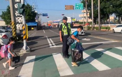 開學了各校門口人潮與車流湧現，為確保學童上下學安全，北港、台西與虎尾三大警分局同步啟動「護童專案」。（圖／記者蘇榮泉翻攝）