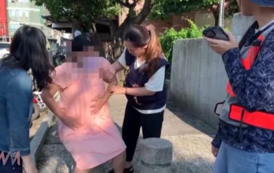 斗六鎮南國小校門口發生一起突發狀況，一名孕婦在送孩子上學時不慎踩空跌倒，所幸警方與校方即時協助。（圖／記者蘇榮泉翻攝）
