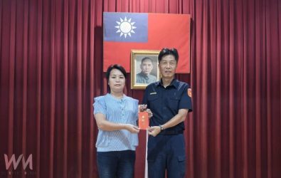 斗南警友辦事處主任簡麗雪特別於聯合勤教時，親自頒發獎勵金，並向全體員警致以肯定與勉勵。（圖／記者蘇榮泉翻攝）