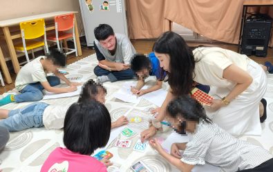 彰化家扶帶寄養童用繪圖、黏土玩創作，學會認識自己情緒，重拾自信與勇氣。（彰化家扶提供）
