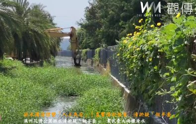 溪州花博公園排水溝清淤工程，農民直擊挖出的雜草與垃圾未運走，而是直接掩埋於水溝內，引發居民對雨季淹水的擔憂。（記者陳雅芳攝）