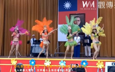 為慶祝軍人節暨抗戰勝利80週年，彰化榮家邀請空軍藝工大隊演出，並表揚兩位參與抗戰的榮民長輩，場面溫馨感人。（記者陳雅芳攝）