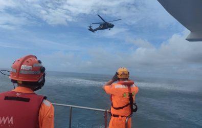 海巡署艦隊分署第十三海巡隊今在雲林麥寮外海，與空軍第四聯隊聯手舉行「海上組合吊掛訓練」。（圖／記者蘇榮泉翻攝）