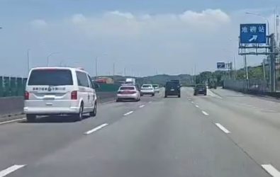 1140828-211愛心不斷電！國道警「接力護送」早產兒，跨越車流為生命爭取時間