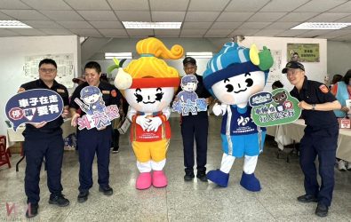 縣立體育館舉辦大型活動，現場熱鬧人潮不斷，斗六分局第五組宣導團也設置攤位，特別以「高齡者交通安全」為主題，吸引許多長輩駐足參與。（圖／記者蘇榮泉翻攝）
