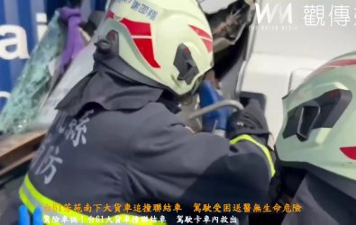 芳苑鄉台61快速道路南下一輛聯結車左後輪突然掉落，駕駛緊急停車，後方大貨車煞車不及追撞，車頭嚴重變形。（消防局提供）
