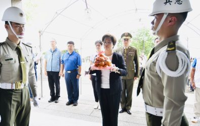 彰化縣政府在乙未保臺和平紀念公園舉辦乙未抗日烈士祭典，縣長王惠美率各界代表獻花、上香，緬懷蔣毅庵、鄧顯祖將軍及諸多先烈忠魂。（縣政府提供）