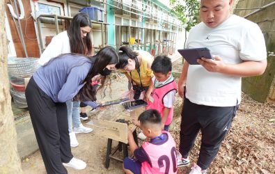 新學期第一天，芬園鄉文德國小的新生與家長一起參與AR闖關，體驗芬園四季特色。（文德國小提供）