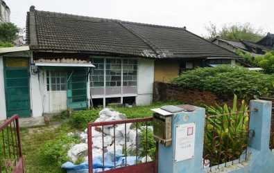 圖書館後方八間教職員宿舍長年閒置，不僅老舊破損，還造成環境髒亂與治安死角。（圖／記者蘇榮泉攝）