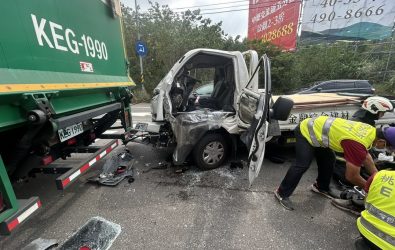 1140901-211-貨車追撞郵務車 平鎮路口事故駕駛腳骨折送醫。